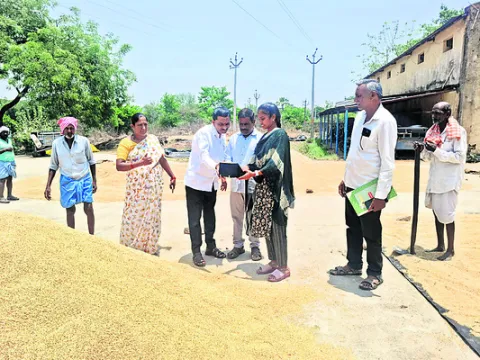 ధాన్యాన్ని మిల్లులకు తరలించాలి