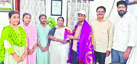 విద్యార్థినులకు జెడ్పీ చైర్‌పర్సన్‌ అభినందనలు 