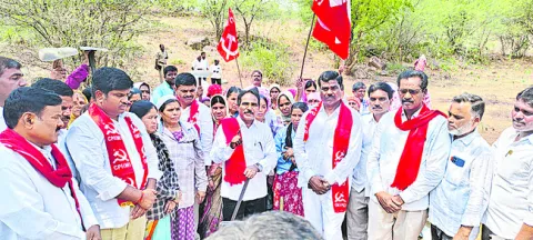 ప్రజావ్యతిరేక విధానాలపై పోరాడాలి 