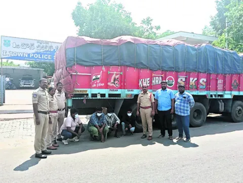 34 క్వింటాళ్ల రేషన్‌ బియ్యం పట్టివేత 
