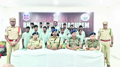 14 మంది మావోయిస్టుల లొంగుబాటు