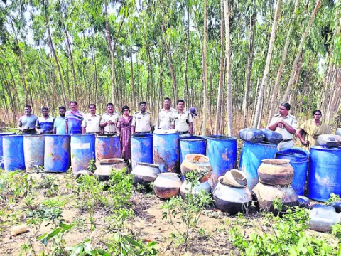 9,500 లీటర్ల బెల్లంఊట ధ్వంసం