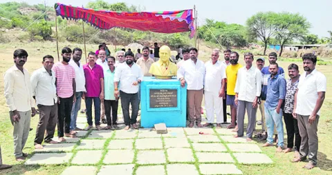 ప్రహరీ పనులు ఆపేయండి