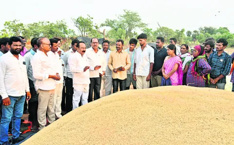 ప్రభుత్వానికి రైతుల గోస పట్టదా?