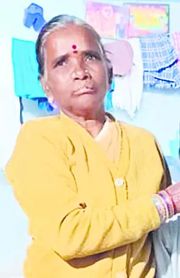 ముగ్గురి పైకి దూసుకెళ్లిన కారు