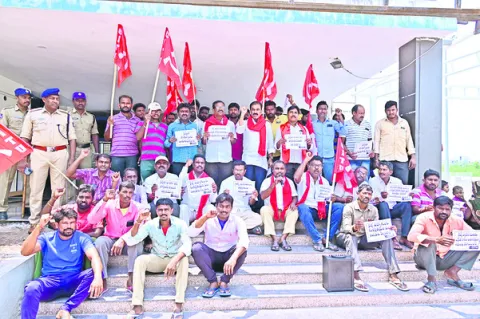 రైల్వే వ్యవస్థ ప్రైవేటీకరణను వ్యతిరేకించాలి