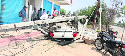 విద్యుత్‌ స్తంభాన్ని ఢీకొని కారు బోల్తా