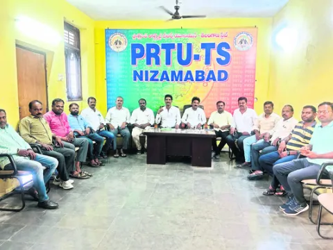 సీఎం తన వైఖరి మార్చుకోవాలి  
