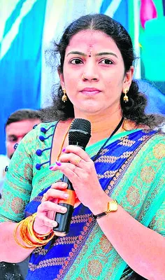 కుట్టుమిషన్ల పేరిట బీసీలకు కుచ్చుటోపీ