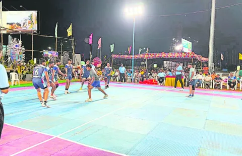 పిడుగుపాటుకు గేదెలు మృతి 
