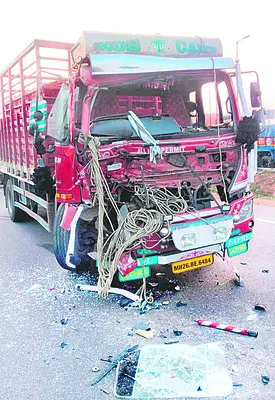 లారీని ఢీకొన్న డీసీఎం 
