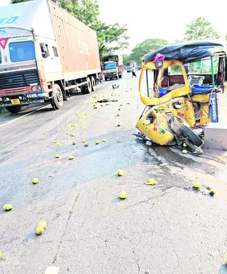 రోడ్డుప్రమాదంలో యువకుడు మృతి