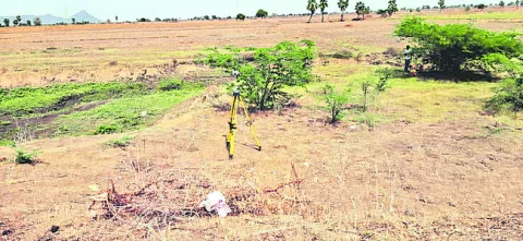 చెరువు భూములపై బడాబాబుల కన్ను 