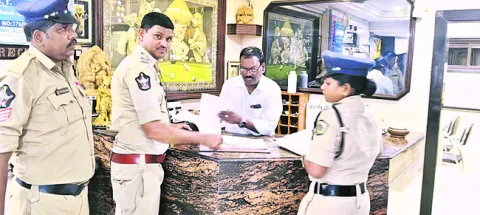 హోటళ్లలో పోలీసుల తనిఖీలు 