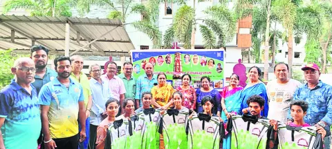 జాతీయ క్రీడాకారులకు దుస్తుల పంపిణీ