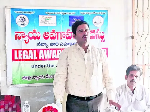 అసంఘటిత కార్మికులకు చట్టాలపై అవగాహన అవసరం