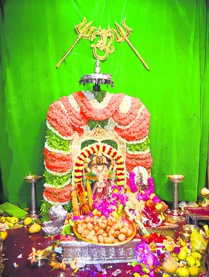 పైడితల్లికి పుష్పాలంకరణ