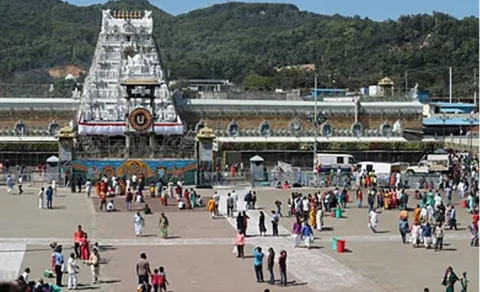 Sarva Darshan Waiting Time 8 Hours At Tirumala