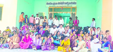 ఎంపీడీవో కార్యాలయం ఎదుట ధర్నా