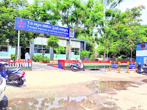 కథ కంచికి.. మరి ఖాకీలు..? 