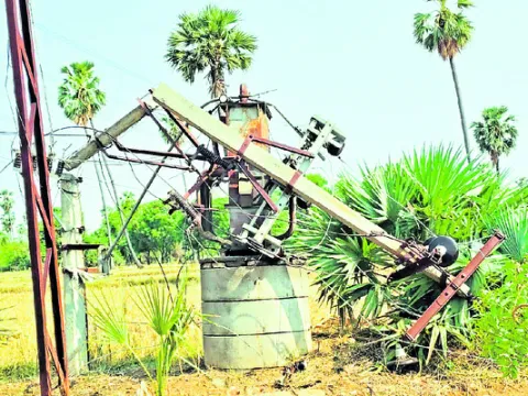 ఈదురు గాలులతో ఎన్పీడీసీఎల్‌కు నష్టం