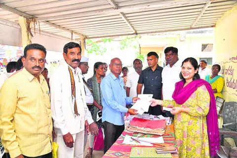 భూ భారతి సదస్సులను వినియోగించుకోవాలి