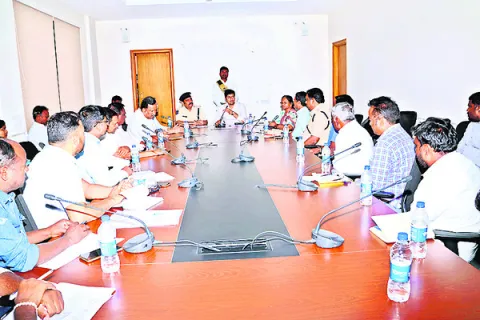సకాలంలో లారీలను పంపించండి