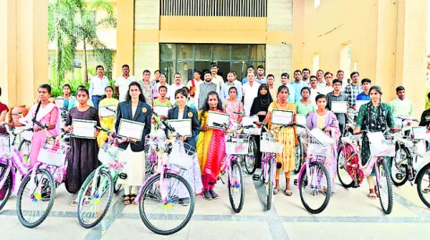 విద్యార్థులు పట్టుదలతో చదవాలి
