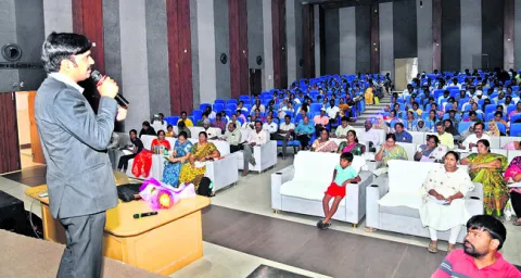 ఇంగ్లిషులో మాట్లాడేలా తీర్చిదిద్దాలి