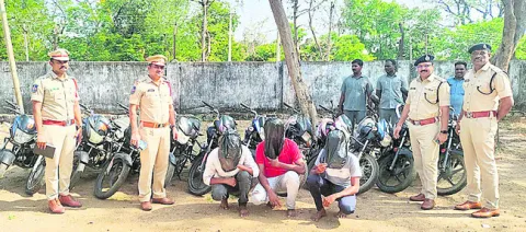 ముగ్గురు బైక్‌ దొంగల అరెస్ట్‌