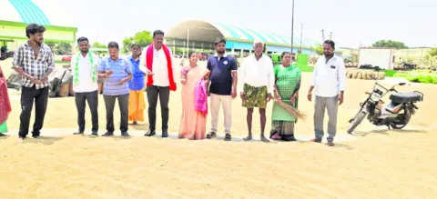 రైతులను ఇబ్బందులకు గురిచేయొద్దు 