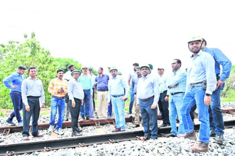 కిరండూల్‌ రైల్వే లైన్‌లోడీఆర్‌ఎం తనిఖీలు
