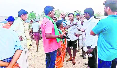 పెట్రోల్‌ బాటిల్‌తో రైతు నిరసన