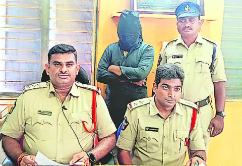 ప్రధానిని  కించపరచినందుకు అరెస్టు
