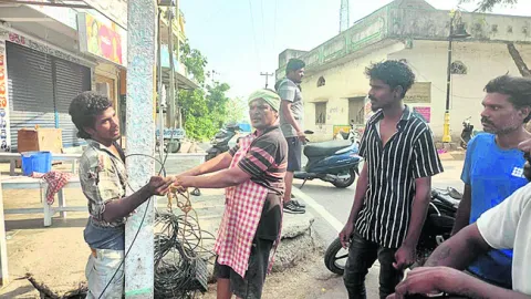 మద్యం మత్తులో   యువకుడి వీరంగం