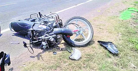 బైక్‌ను ఢీకొట్టిన కారు.. ఇద్దరికి తీవ్రగాయాలు 