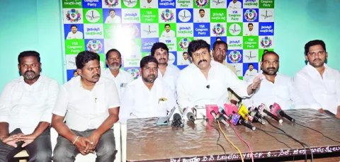 కమీషన్లు తప్ప నీళ్లు పారించడం లేదు 