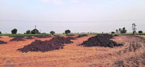 నల్ల మట్టి మోతాదు మించొద్దు 