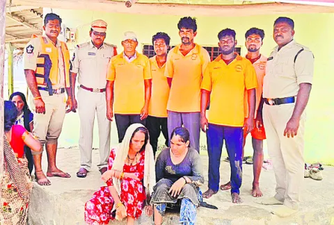 ఈదురుగాలులు,   భారీ వర్షం 
