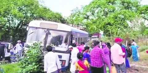 ఆర్టీసీ బస్సుకు తప్పిన ముప్పు 