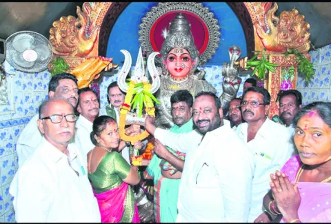 మోదకొండమ్మ తల్లికి వెండి కవచం, త్రిశూలం 