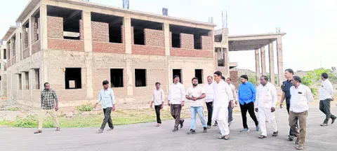 అభివృద్ధి పనులు ఇంకెప్పుడు పూర్తి చేస్తారు