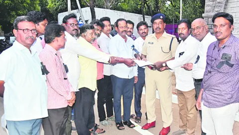 ప్రజాస్వామ్యానికి గొడ్డలిపెట్టు 