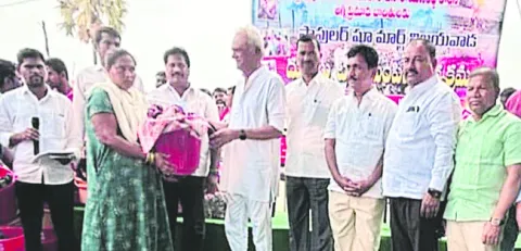 సమస్యలను వదిలేసి.. అందాల పోటీలా?