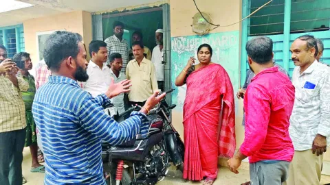 రైతు ప్రాణం బలిగొన్న రెవెన్యూ నిర్లక్ష్యం 