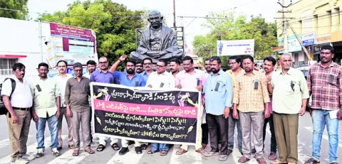 పత్రికా స్వేచ్ఛను హరిస్తున్న రాష్ట్ర ప్రభుత్వం