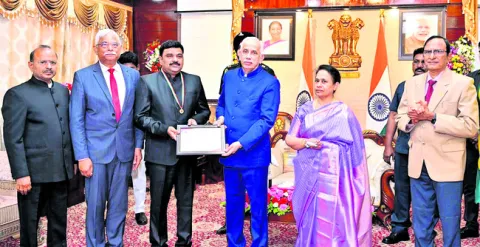 జిల్లా కలెక్టర్‌కు రెడ్‌క్రాస్‌ అవార్డు 