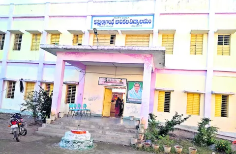 ఐదు కేజీబీవీల్లో కొత్త కోర్సులు
