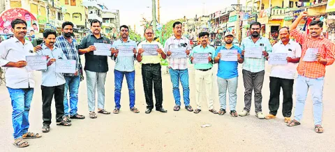 పత్రికా స్వేచ్ఛను హరిస్తే పతనం తప్పదు