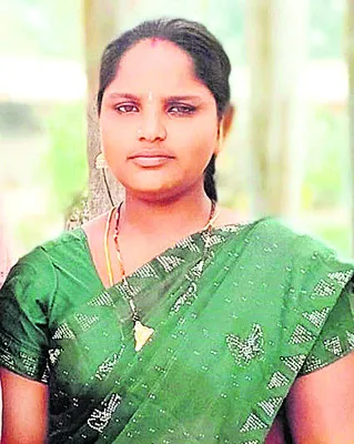 దుస్తులు ఆరేస్తుండగా విద్యుత్‌ తీగె తగిలి మృతి 